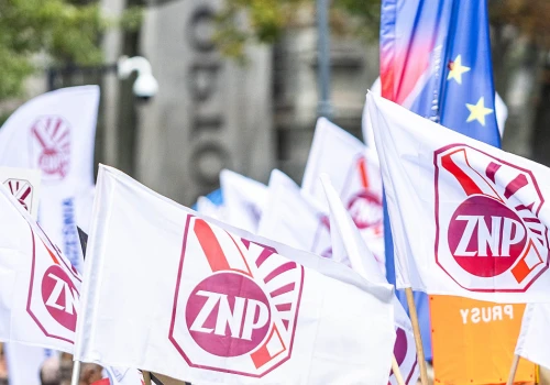 „Prace muszą być natychmiast wznowione”. „Nauczyciele czują się zawiedzeni i zniecierpliwieni”. ZNP zwrócił się do klubów i kół poselskich w sprawie „Godnych płac…”