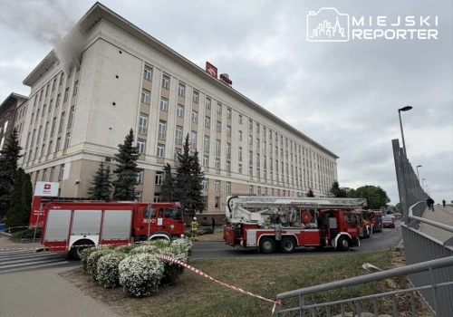 Gęsty dym wypełnił budynek na terenie Elektrociepłowni Żerań. Pożar w piwnicach budynku