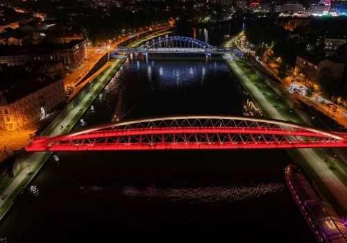 Flagi i iluminacje w Krakowie. Tak miasto będzie obchodzić 8 i 9 maja