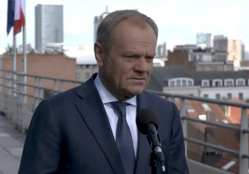 Przyszli protestować pod domem Tuska. Premier ostro zareagował, dostało się Nawrockiemu i Kaczyńskiemu. „Są pewnie dumni”