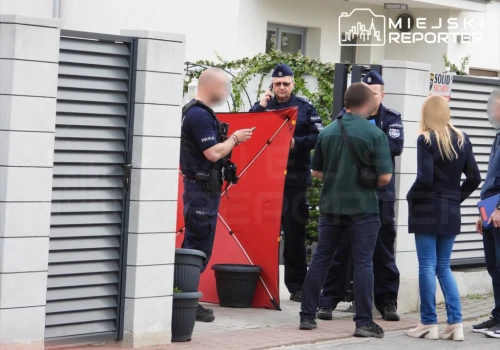 Zabójstwo pod Warszawą. Na oczach dzieci, ojciec zastrzelił matkę. Trwa obława
