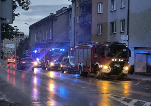 Pożar w garażu podziemnym przy ul. Krupniczej. Na miejscu kilka zastępów straży pożarnej