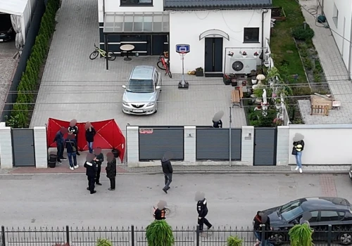 Dwoje dzieci i martwa kobieta na posesji. Obława za mężczyzną zakończona na cmentarzu
