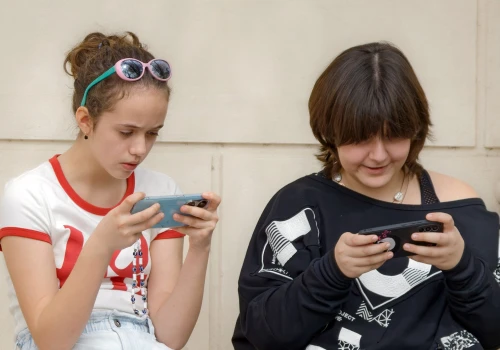 Szkoła bez smartfonów brzmi jak świetny plan. Jednak nowe badanie psuje prostą odpowiedź na to rozwiązaniu