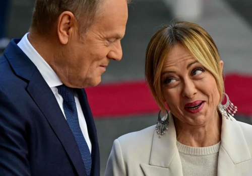 Donald Tusk i Giorgia Meloni przywitali się „włoskim pocałunkiem”. Ekspertka nie mogła milczeć