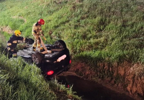 Dachowanie w Skrzyszowie. Auto wpadło do Wątoku przy zalewie