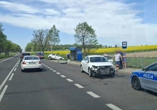 Postanowił zawrócić, nie zauważył nadjeżdżającego auta. Zderzenie dwóch opli na drodze krajowej