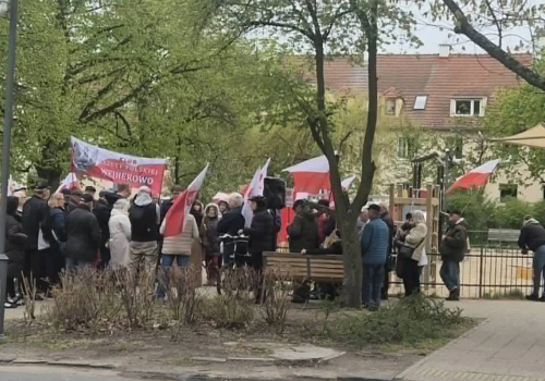 Protest przeciw „SAFE” przed domem premiera w Sopocie. Donald Tusk komentuje z Watykanu