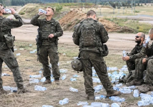 Chcą zmienić zasady systemu kaucyjnego. Armia ma strzelać, nie zbierać butelki
