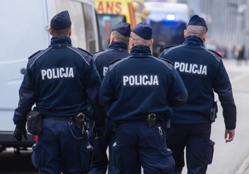 Tragiczne odkrycie w Raszynie. Policyjna obława zakończyła się na cmentarzu