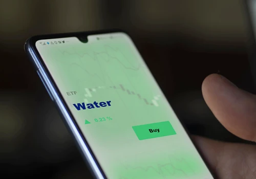 Kontrakty terminowe na wodę, czyli jak Wall Street zaczęło handlować „błękitnym złotem”