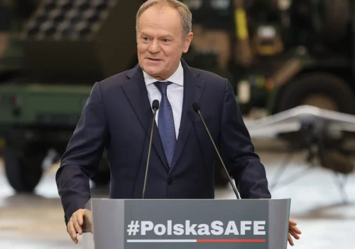 Tusk triumfuje po podpisaniu umowy pożyczkowej SAFE. 