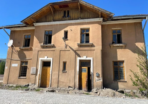 Historyczny dworzec w Marcinkowicach niszczeje. Radny Kmak alarmuje, wójt Kuzak zapowiada działania