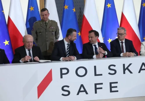 Ministrowie Tuska podpisali umowę SAFE. W sieci zawrzało. 