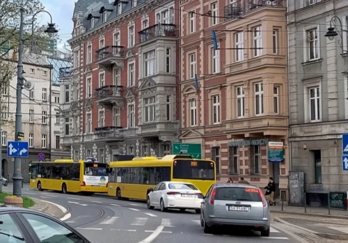 Kierowca zachowywał się podejrzanie w centrum Katowice. Policjanci odkryli, że auto jest kradzione