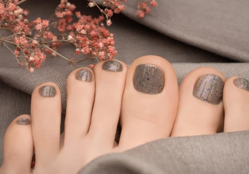 Ten pedicure sprawia, że stopy wyglądają na smuklejsze. Idealny na lato
