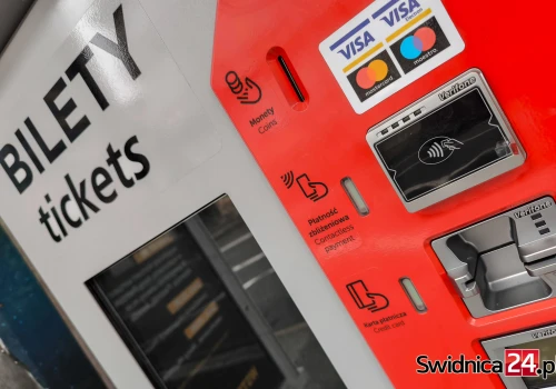 Stare biletomaty zniknęły, trwa montaż nowych. Czym różnią się od poprzedników?