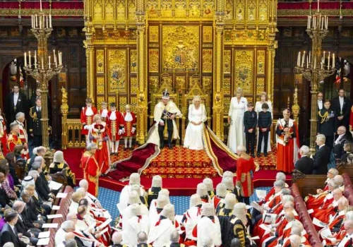 Demokracja oklaskuje króla. Monarchia odpowiedzią na chaos
