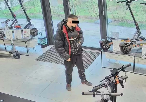 Przyszedł do sklepu na jazdę testową hulajnogą. Nie zwrócił sprzętu. Właściciele sklepu proszą o pomoc w ustaleniu złodzieja