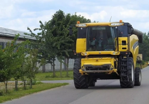 Jak zdobyć uprawnienia na kombajn? Sprawdzamy, czy kurs jest obowiązkowy