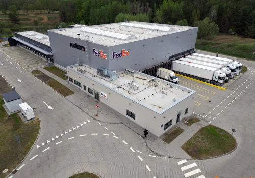 Kurierzy, sortownia i tysiące paczek. Tak działa nowe centrum logistyczne znanej firmy w Olsztynie