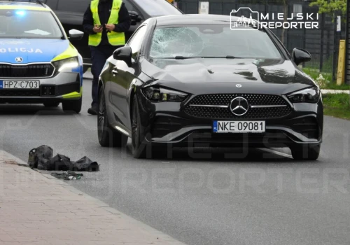 Pieszy wtargnął na jezdnię. Został potrącony przez Mercedesa. Mężczyzna był reanimowany