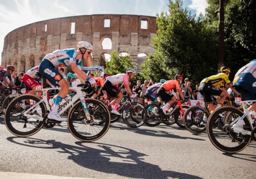 Paul Magnier wygrywa pierwszy etap Giro d'Italia dzięki masowemu upadkowi w ostatnim sprincie