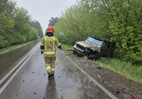Kierujący Mercedesem klasy G stracił panowanie i uderzył w ciężarówkę. Luksusowe auto poważnie uszkodzone