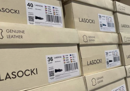 W Paryżu takie buty są bazą letniej szafy - w Lasockim są już na wyprzedaży, a w Rieker?
