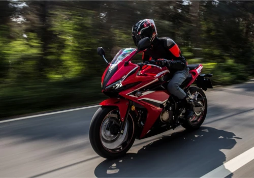 Wjechał motocyklem na buspas i był pewny, że może. Jeden szczegół zmienia wszystko