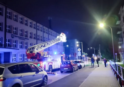 Nocna akcja strażaków na ul. Armii Krajowej