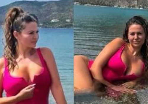Maja Rutkowski wyłania się z wody w kostiumie kąpielowym. 