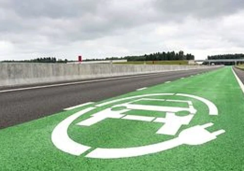Pierwsza taka autostrada w Europie. Ładuje auta w trakcie jazdy