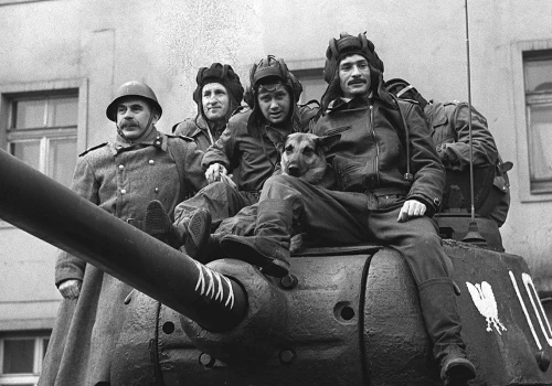 Deszcze niespokojne potargały sad – 60 lat temu miał premierę serial „Czterej pancerni i pies”