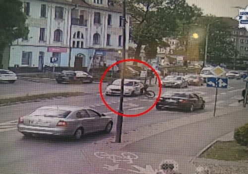 Rozpędzona rowerzystka wjechała na przejście i uderzyła w auto. Policja pokazała nagranie ku przestrodze