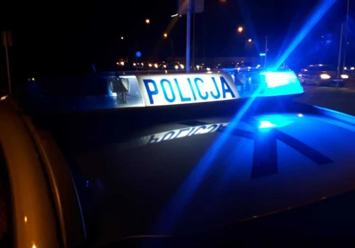 Audi z pięcioma młodymi osobami wpadło do rzeki. Dwie pasażerki poważnie ranne