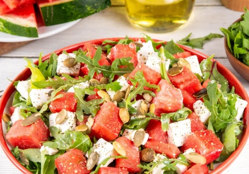 Słodki arbuz, feta i limonka. Ta sałatka przebija zwykłe dodatki do grilla