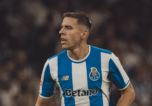 Jan Bednarek ofiarą napadu. Napastnik groził nożem rodzinie