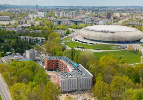 Wiecha zawisła nad nową inwestycją przy TAURON Arenie. Powstają 252 mieszkania na wynajem