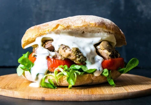 Bieszczadzki klasyk w wersji street food. Burger z kurczakiem i proziakami