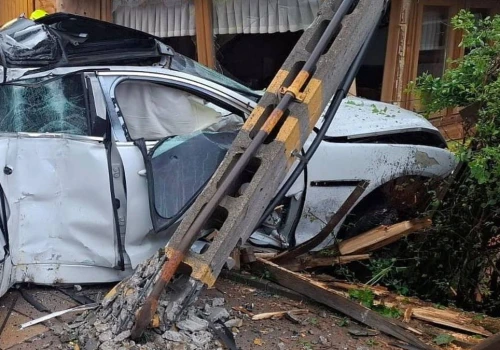 Wypadek w Zakopanem. Samochód wbił się w budynek, kierowca uciekł
