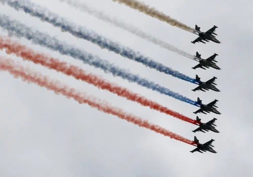 Biedna parada Putina. Pokazano tylko samoloty, część wygenerowało AI
