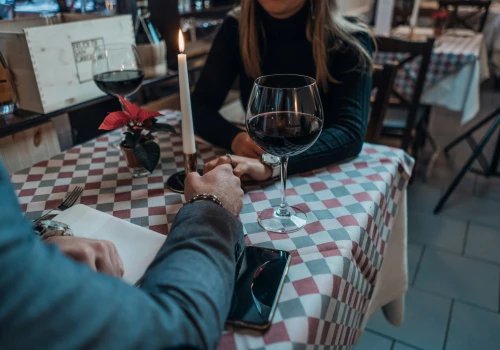 Tinder inwestuje w AI, a młodzi wracają do offline. To mówi sporo o zmęczeniu randkowaniem z aplikacji