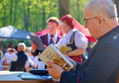 Husaria, bożatki i cieszyńskie rymy. Trzy książki bohaterkami „Herbatki u Hrabiny”