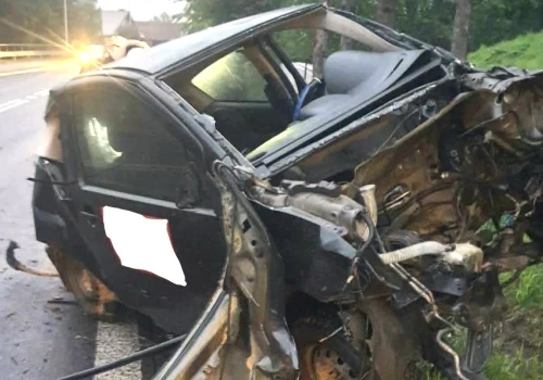 Dramatyczny wypadek w Zabrzeży. Citroen zawisł na barierach, kierowca trafił do szpitala