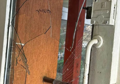 Pijany awanturnik wybił szybę w lokalu i obnażył się przed pracownikami restauracji. Policjanci zatrzymali go chwilę później