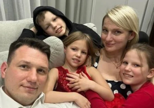 Rodzinny wyjazd zamienił się w koszmar. Mentzen z żoną i dziećmi zatrzymany na brytyjskim lotnisku