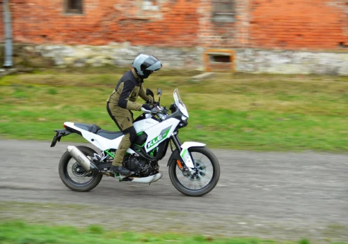 Pamiętacie Kawasaki KLE 500? Kultowy motocykl wraca na polski rynek w nowej wersji