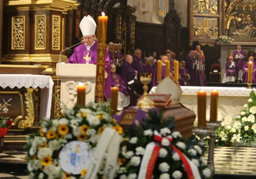 Tłumy żegnały arcybiskupa Józefa Michalika. “Był przekonany, że pasterz nie może milczeć”