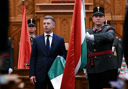 Magyar oficjalnie wybrany premierem. 